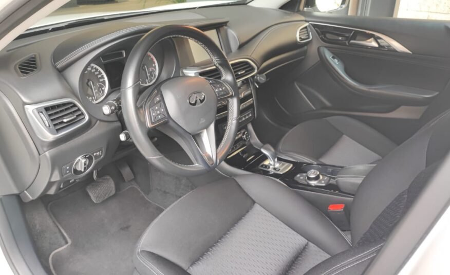 INFINITI Q30 1.6TC PREMIUM 7DCT