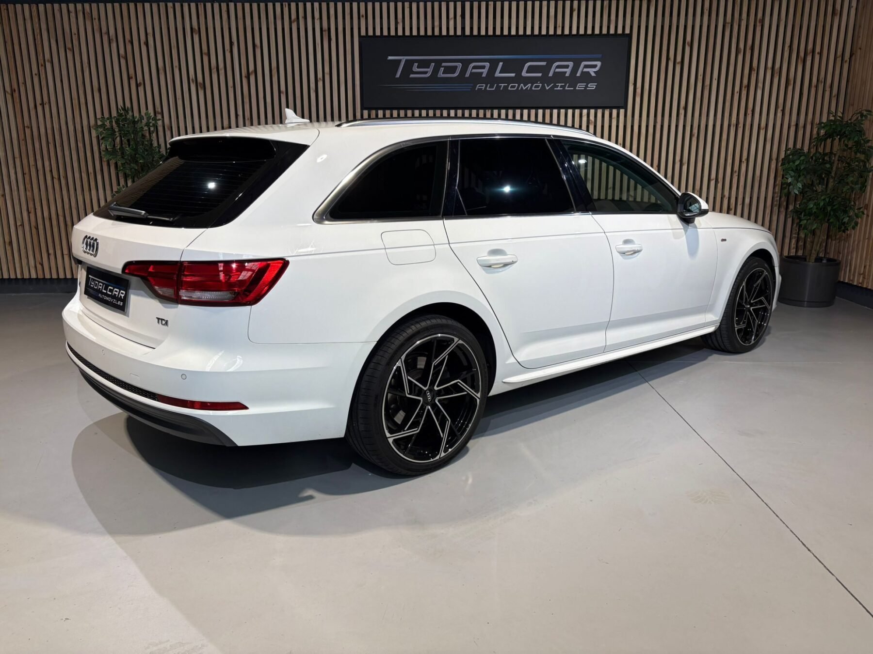 AUDI A4 S-Line 2.0TDi 