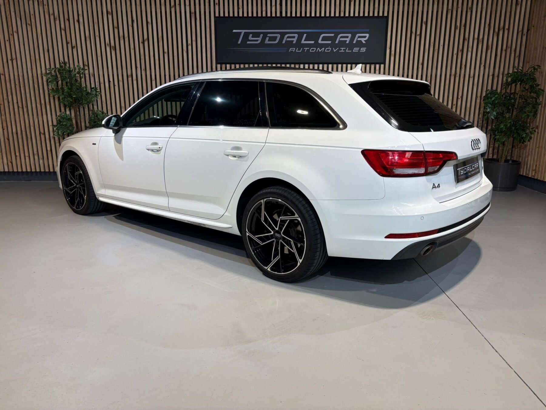 AUDI A4 S-Line 2.0TDi 