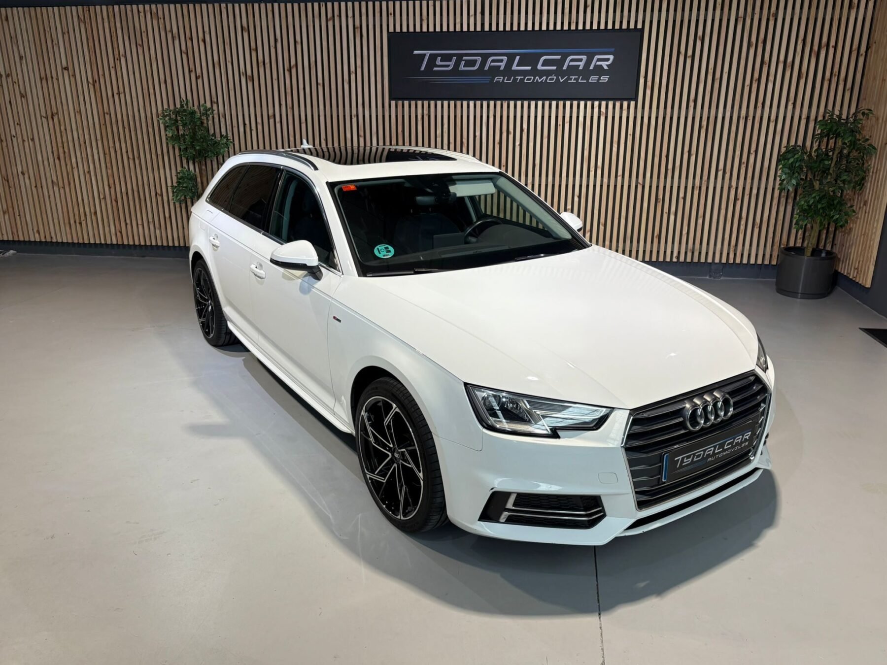 AUDI A4 S-Line 2.0TDi 