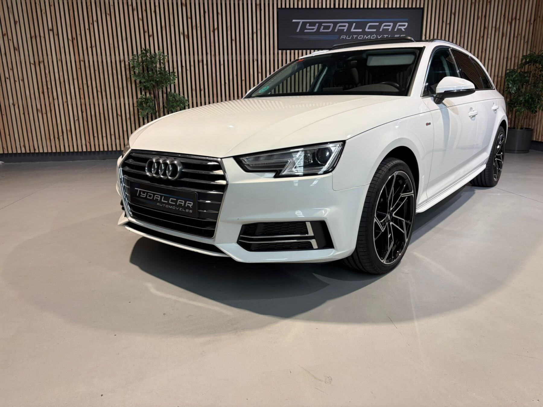 AUDI A4 S-Line 2.0TDi 